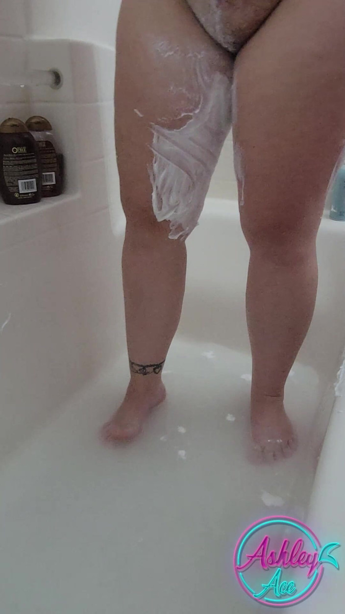 AshleyAce69: Ashley Ace mencukur kakinya - No-Shave November 2023