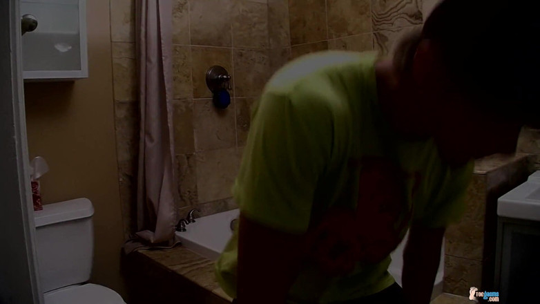 Toegasms: ストレートボーイがバスルームでサービスを受けている