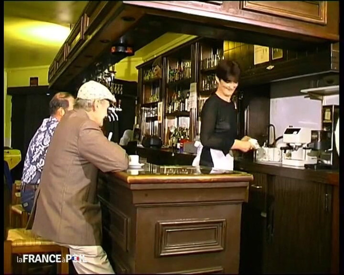 Rue Chaude: Carole, șeful barului, în grup în șorțul ei mic alb!