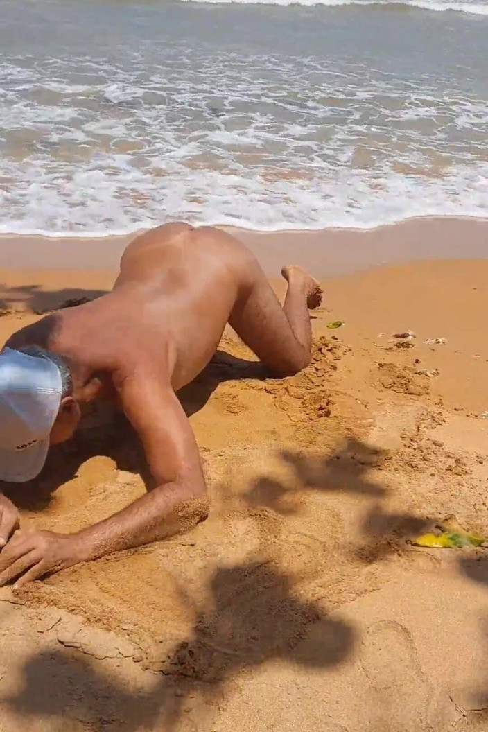 Ladysilvas: Ladysilva समुद्र तट पर नग्न होकर अपनी हॉट गांड दिखा रही है