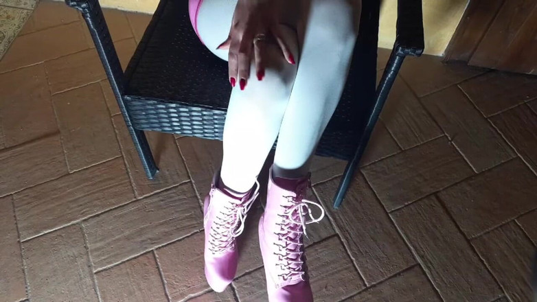 LauraOnHeels: Sedí na židli v punčochách a botách s vysokým podpatkem