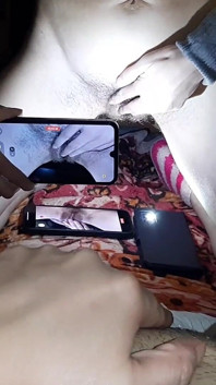 Oglądam moją przyrodnią siostrę, gdy robi wideo na stronie porno i masturbuje się