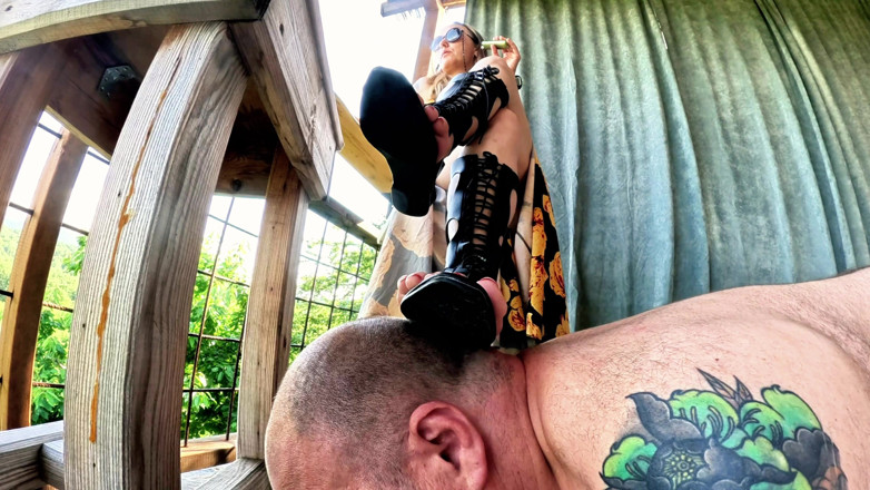Mistressyammyboots: 穿着角斗士凉鞋的女主人足部崇拜完全顺从