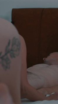 Stiefmoeder wacht echtgenoot, maar deelt bed met stiefzoon tot enorme lading sperma in het gezicht na onverwacht klaarkomen binnen