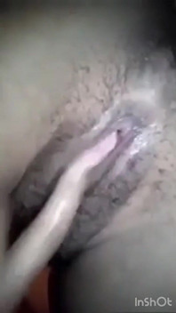 Fată desi atât de excitată pentru iubitul încornorat în pizda ei așa că a început să-și frece pizda