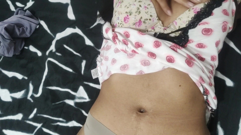 Martin13: Смачна брюнетка йде до своїх інтернет-підписників і показує їм свої обвислі цицьки