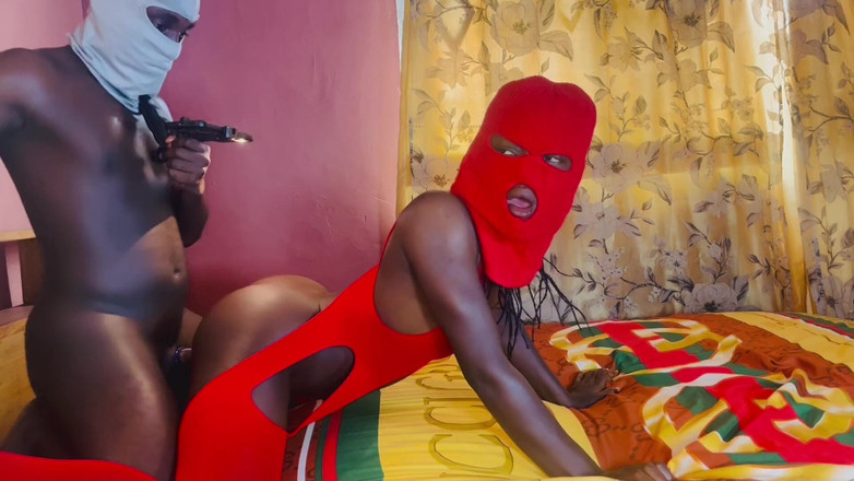 Mello Noir: Tetangga melayani kontol besarnya