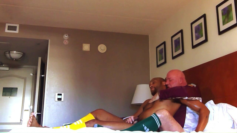 beardaddychub: L'allenatore fa un massaggio!