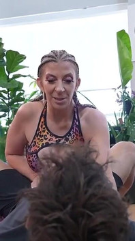 Sara Jay yoga-instructies