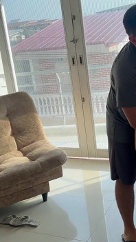 I Fuck the Stepdaughter of a Blind Man Next to Him, Semen Falls on Him and He Thought It Was Cream