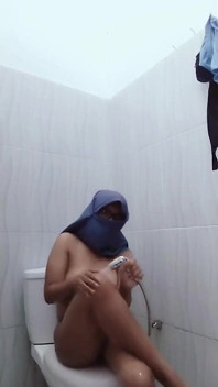 Mandi Sambil Colmek