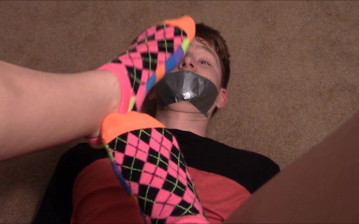 Selfgags femdom bondage: Підглядаючий хлопець перетворився на раба, який пахне ногою