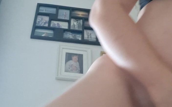 QueenJoo: Masturbatie en een orgasme van een milf in zwarte lingerie