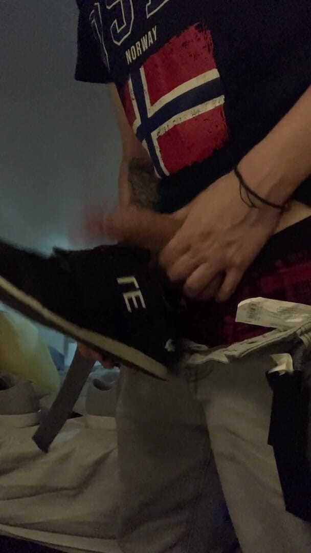 Babywhite99: Sneakers fetish guy