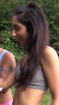 Pipe en plein air et éjaculation orale avec des filles bi sexy