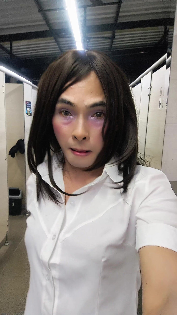 Menaiisd: Kadın kılıklım sürtük gibi davranıyor.