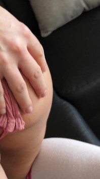 La graziosa marine di 18 anni si dedica a un nuovo cast porno