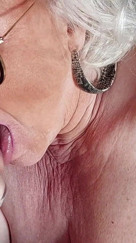 Nenek sange ini lagi asik fingering memek bebasnya sampai orgasme bergetar