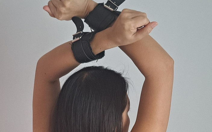 Cherry Thai: Fessée, doigtage et pipi