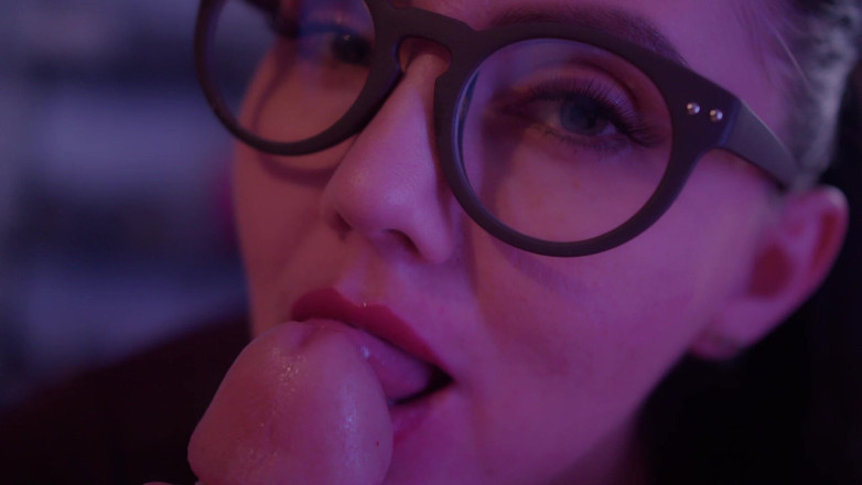 Alexa and Alex Moore: 후장 을 입은 그녀의 패러머를 두드리는 Huzzy