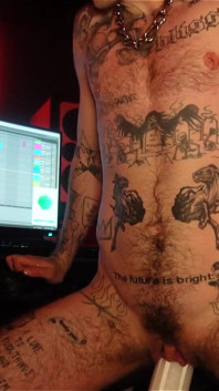 Ftm músico XXX Skips enche sua buceta rosa com consolos superdimensionados em seu estúdio de gravação