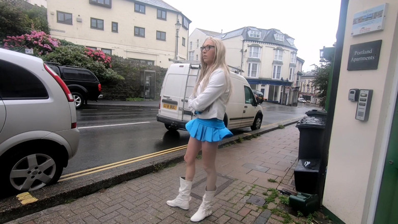 The Midnight Minx: Inappropriate skirt for windy days