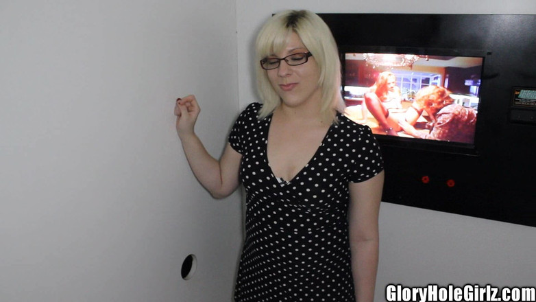 Glory Hole Girlz: Незграбна вчителька сука в окулярах смокче глоріхол, трахається після коледжу