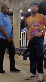 Buschauffeur haalt passagier op bij halte Video 2