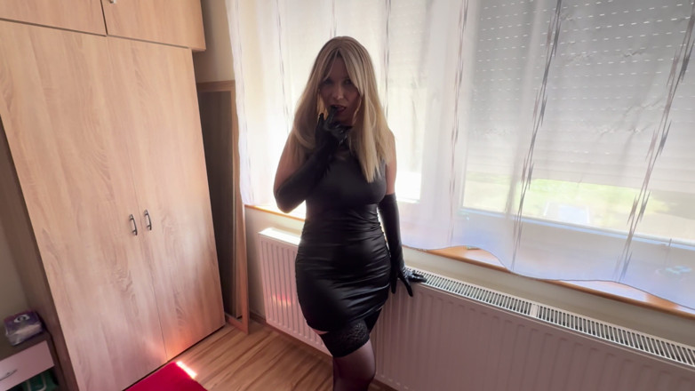 Christy X Taylor: Гаряча мамка-секретарка показує босу, що вона готова зробити що-небудь за хорошу зарплату