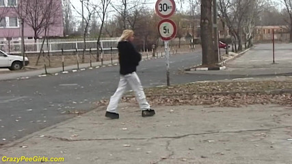 Crazy pee girls: Jovem mijando na rua