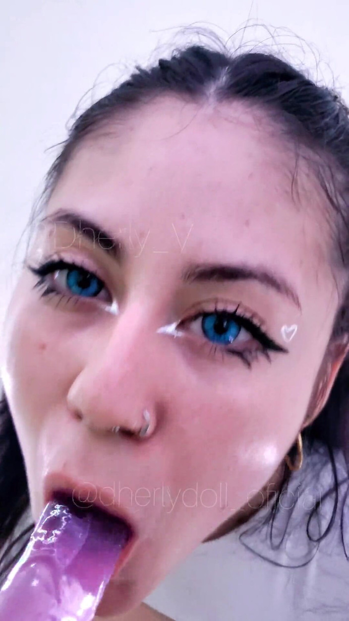 DherlyDoll: 내 딜도를 빠는 것은 너의 자지라고 상상하다