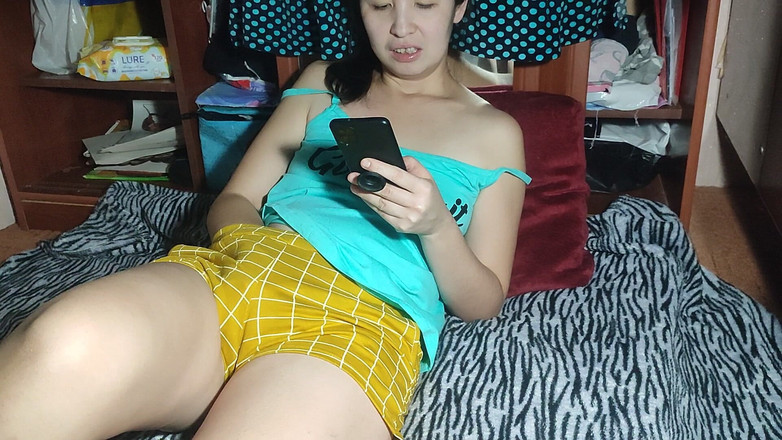 OniSoi: Porno izliyor ve kıyafetlerini çıkarmadan amını okşuyor, parmaklarını şortüne sokuyor