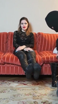 Sexy Dominatrix Chupando Pies En Sofá Rojo