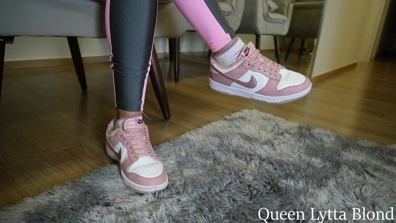 Queen Lytta ballbusting and cum lick: Сексуальная властная Lytta ногами после спортзала - ногами, эпизод 7 - поклонение ступням - женское доминирование - подошвы - toejob - подошвами