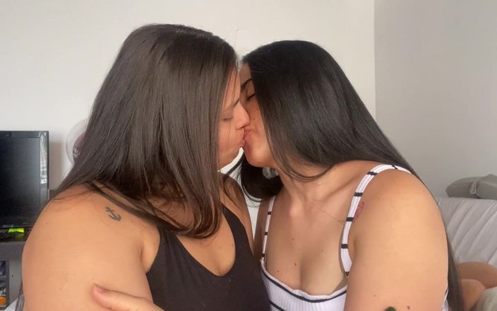 Zoe &amp; Melissa: Lesbiene care se sărută profund pasional