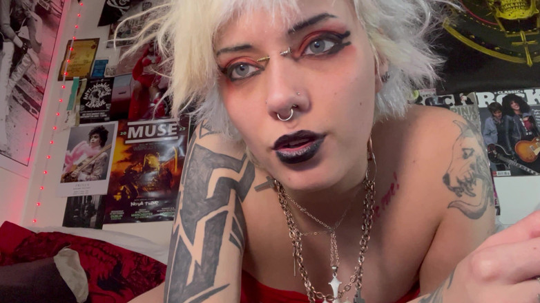 Glitterqueen1999: Я змушую вас нюхати і поклонятися моїм смердючим підошвам