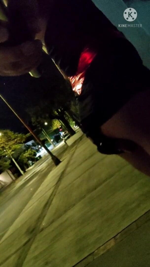 Traviezisha: Une tapette travestie marche dehors avec un énorme gode dans le...