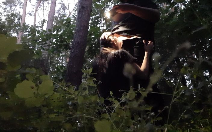 Lesbian-illusion: Je baise ma demi-sœur par la bouche dans les bois...