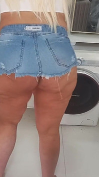 Minha bunda sexy em mini saia!
