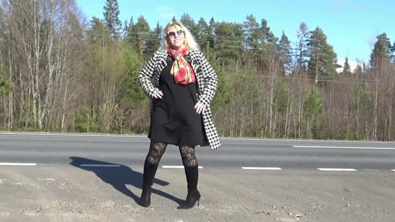 Nylon-Heels: Niegrzeczna laska na drodze