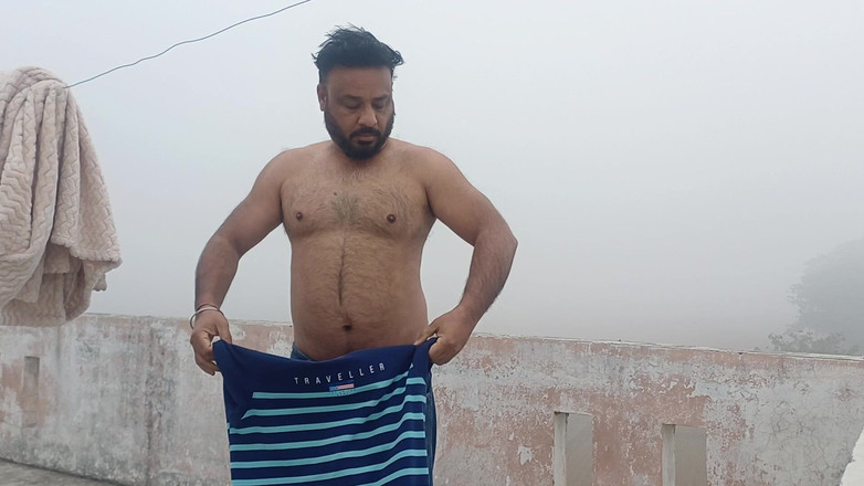 Austin Rose: Indický Táta Se Svléká V Mrazivé Zimní Mlze