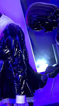 Biến thành một người giúp việc Kigurumi latex