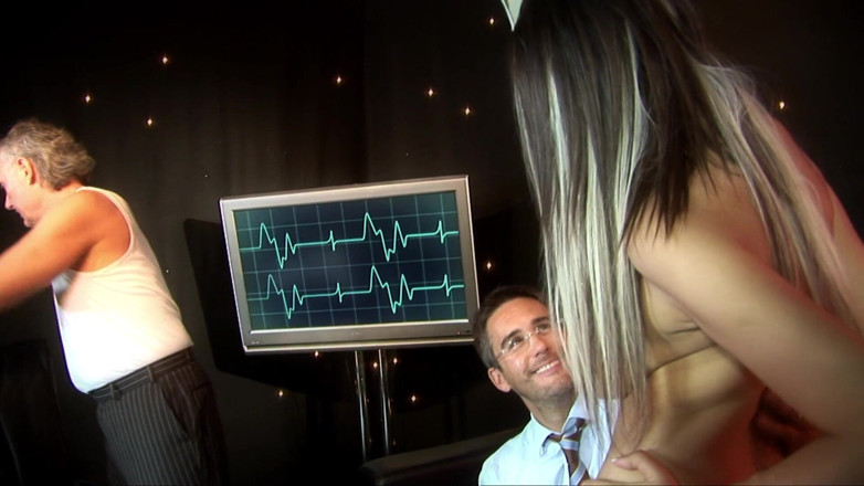 Dr Dick: O asistentă sexy țâțoasă a fost testată