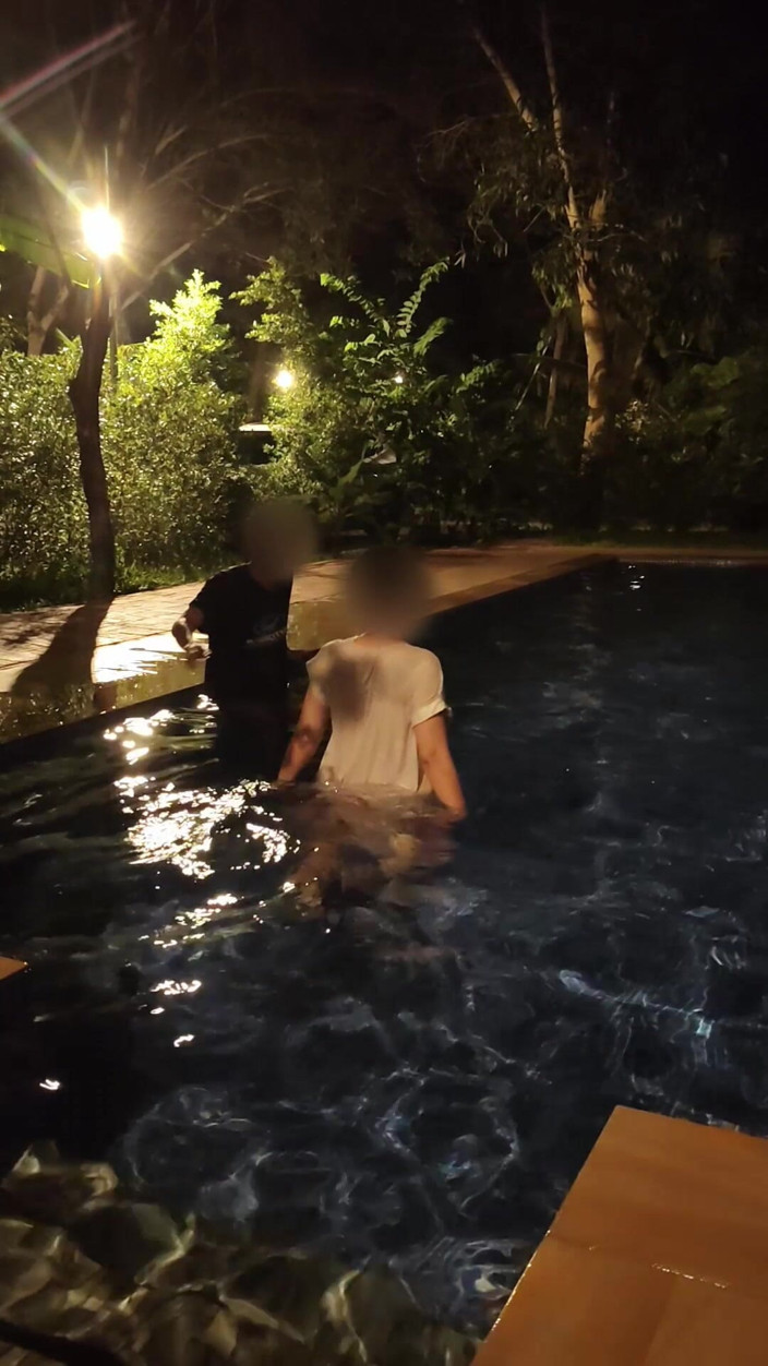 Anonymous Vlogger: Soție sexy riscă să se fută noaptea în piscina publică