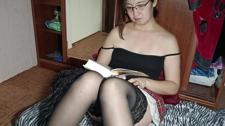 OniSoi: Кореянка Ботаник Мастурбирует И Читает, Сидя На Дилдо