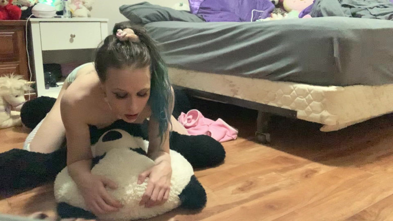 EmoDream1998: Orgazm olmak için plushie'yi sikiyor