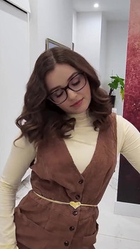 Leana Lovings mempunyai pantat besar sekarang! Seluruh Keluarganya Mahu Mengongkeknya