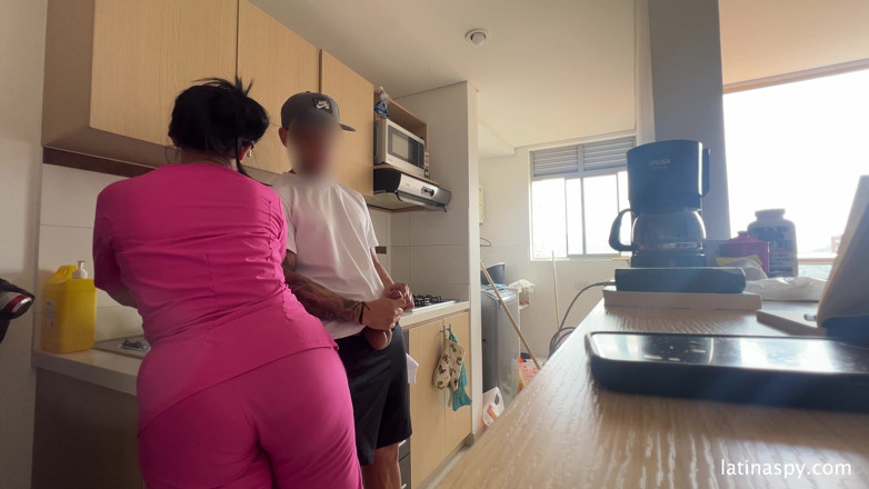 Latinaspy: 거대한 엉덩이의 하녀 Apt를 청소한 다음 상사를 따먹어 1부