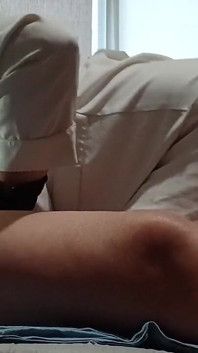 ホットナースは彼女の巨乳で私たちのクリトリスをピクピクさせました