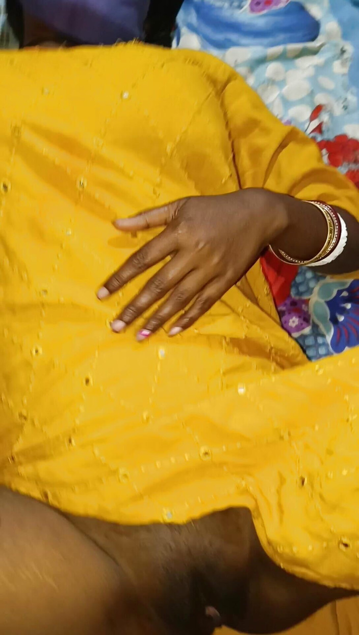 Sdxx: La zia indiana Savita ha lasciato il cazzo in penetrazione